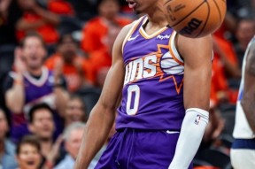 爱游戏官网入口 -包含菲尼克斯太阳迎NBA常规赛关键赛，加时末段临场应变，球迷炸锅，赛程密集仍需轮换的词条