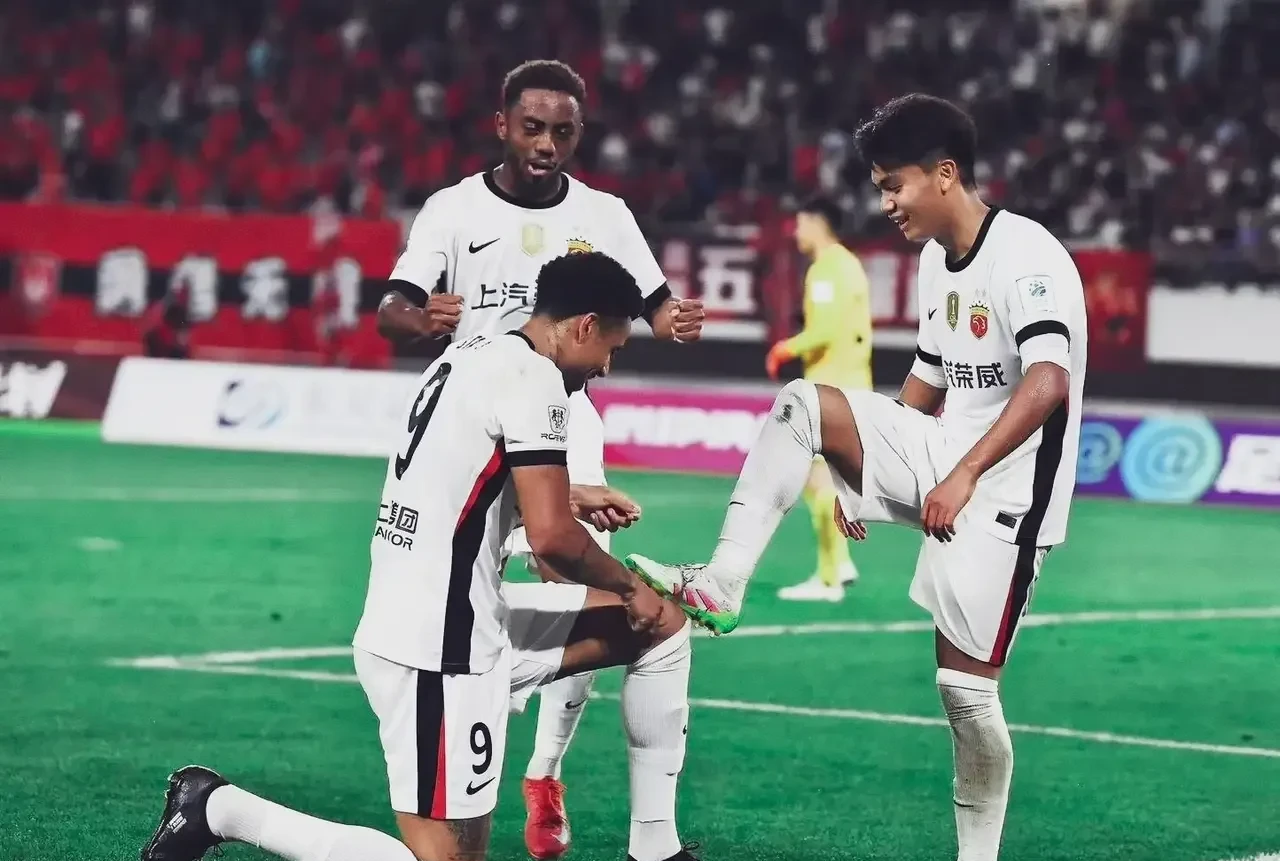 转折点上海海港状态回暖；荷甲关键时刻攻防权衡；悬念犹存；训练强度明显提升的简单介绍