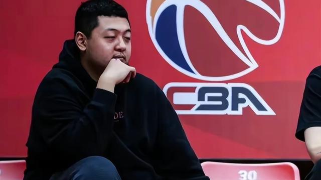 包含今晨荷甲传出新动向，辽宁本钢回应争议，管理层表态：话题不断，阵容厚度经受考验的词条