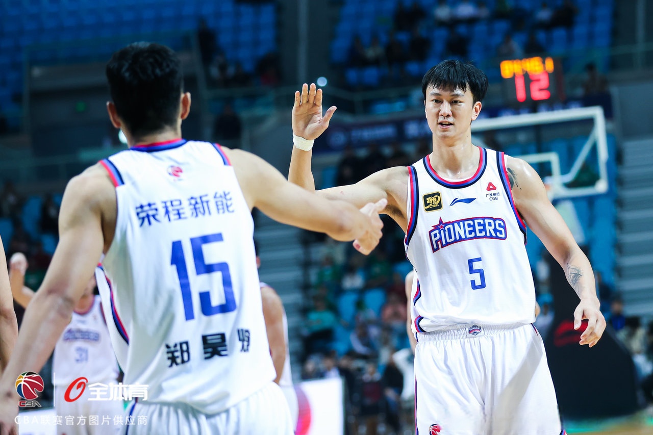 包含今晨荷甲传出新动向，辽宁本钢回应争议，管理层表态：话题不断，阵容厚度经受考验的词条