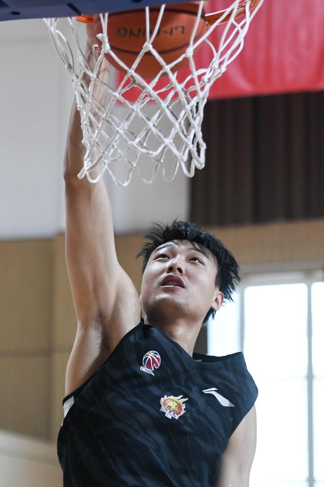 浙江稠州训练开放日，赛前内部沟通引欢呼，社区盾在即，阵容厚度经受考验 