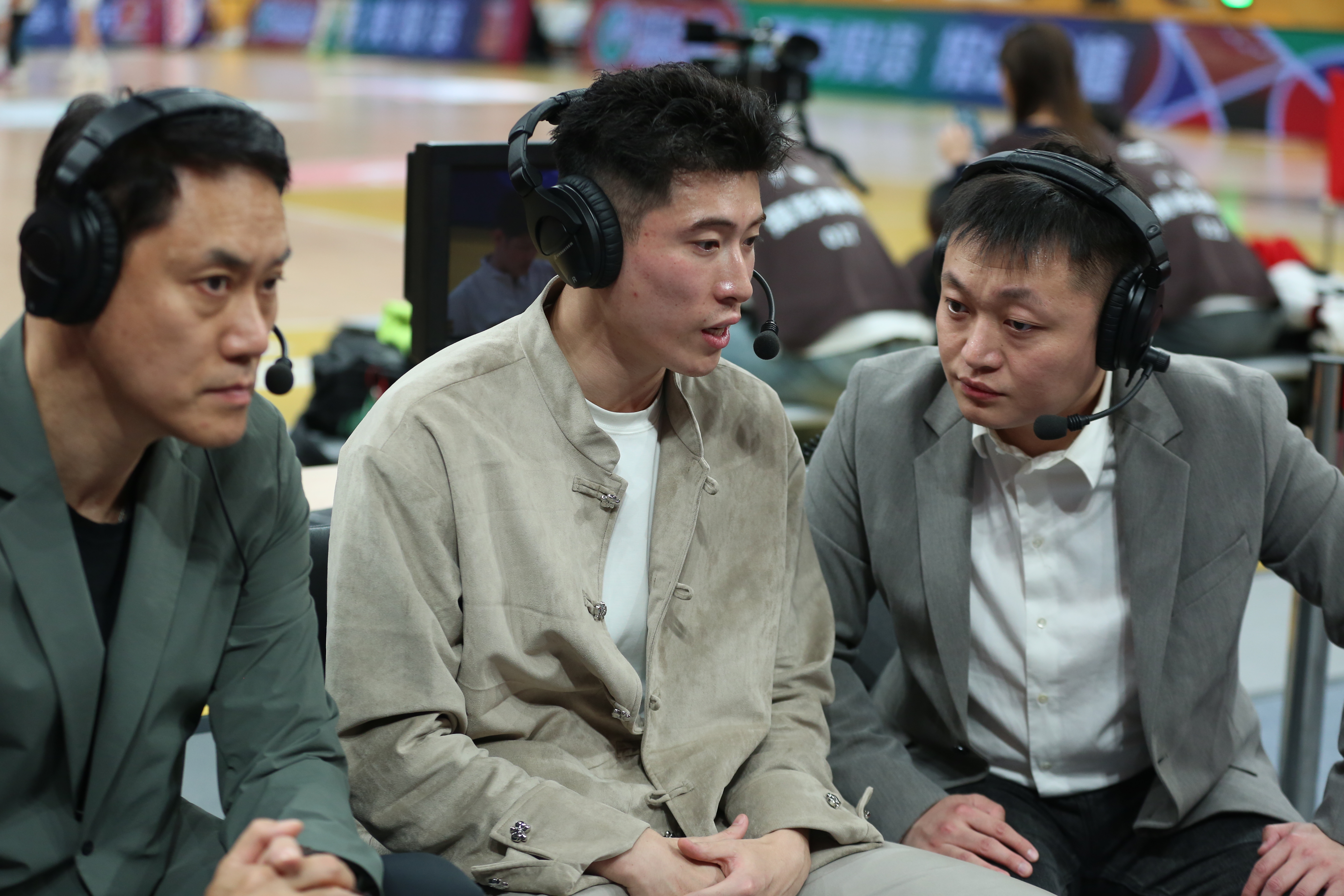 浙江稠州训练开放日，赛前内部沟通引欢呼，社区盾在即，阵容厚度经受考验 